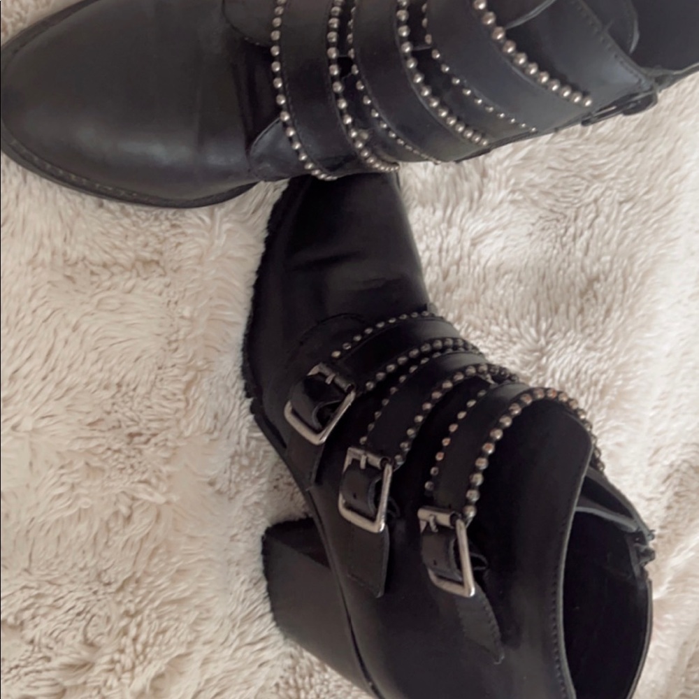 You Can Never Go Wrong With A Pair Of Steve Madde… - image 1